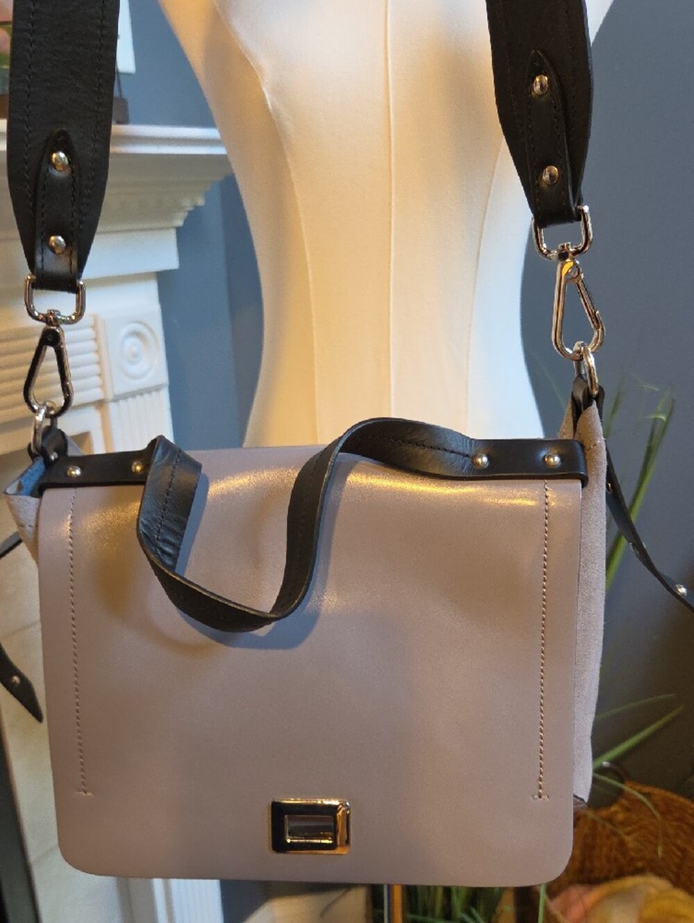 NICOLI Gray Leather Shoulder Bag with Black Strap - Picture 13 of 16